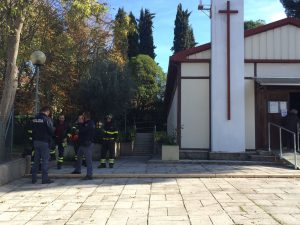 Vigili del Fuoco e Polizia Scientifica davanti alla chiesa di Santa Maria della Pietà