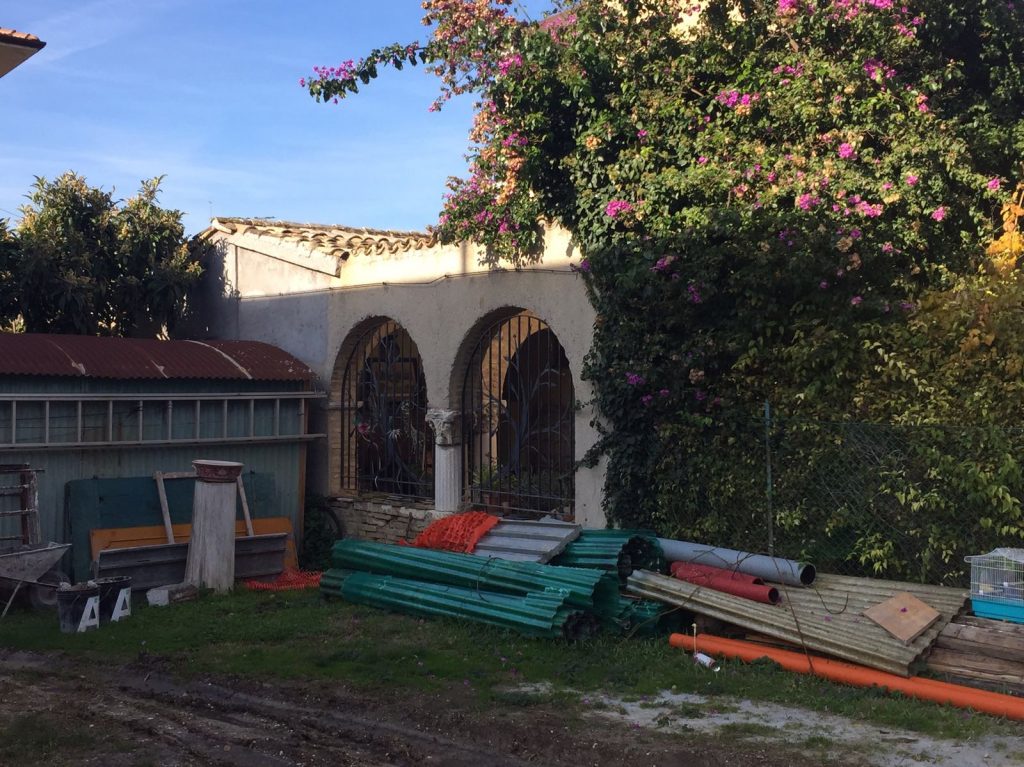 L'abitazione di via delle Palombare ad Ancona. Visibile il capitello con colonna