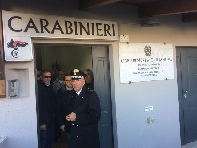 Da sinistra Ezio Denti, il detective che affianca la difesa dei Santoleri, l'avvocato Gianluca Carradori e Simone Santoleri in caserma a Giulianova