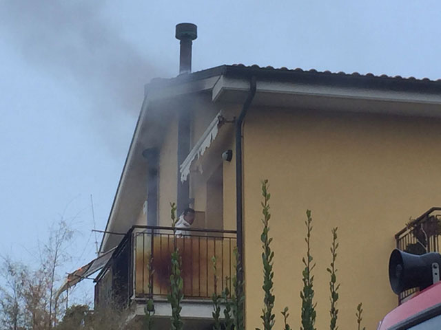 Il romeno sul balcone prima di buttarsi