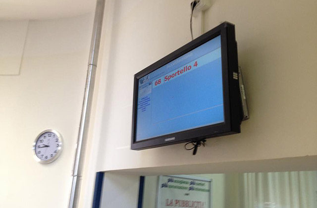 Lo schermo all'accettazione per il laboratorio analisi all'ospedale di Senigallia: una sola cassa per tutta l'utenza
