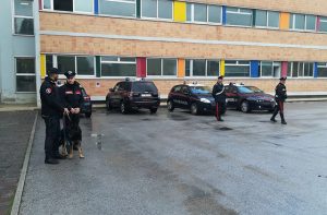 Controlli contro l'uso di droghe e stupefacenti al campus scolastico di Senigallia