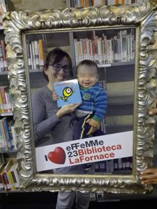 Daniele e la mamma, ritirano il kit della biblioteca