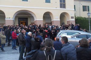 Svolti a Ostra Vetere i funerali del piccolo Florin, il bimbo morto in un frantoio di Corinaldo