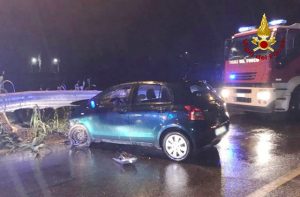 L'incidente alla rotatoria della complanare di Senigallia: un'auto è finita contro il guard rail