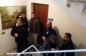 Il pm Andrea Laurino e il maggiore Americo di Pirro del reparto operativo nucleo investigativo dei carabinieri di Ancona davanti l'appartamento