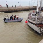 La barca incagliata nel fiume Misa a Senigallia