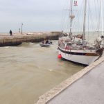 La barca incagliata nel fiume Misa a Senigallia