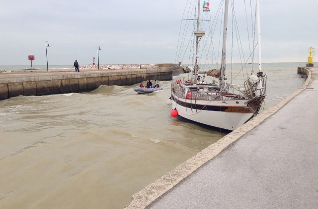 La barca incagliata nel fiume Misa a Senigallia