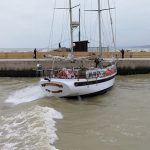 La barca incagliata nel fiume Misa a Senigallia