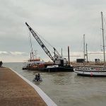 Le operazioni di recupero della barca incagliata nel fiume Misa a Senigallia