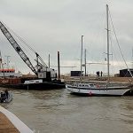 Le operazioni di recupero della barca incagliata nel fiume Misa a Senigallia