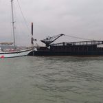 Il traino nel porto di Senigallia