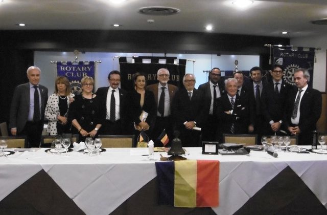 Una foto di gruppo dei protagonisti della serata del Rotary dedicata all'iniziativa del centro odontoiatrico in Romania