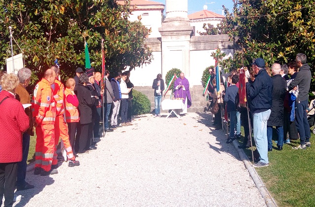 Un momento della cerimonia in piazza Mazzini sotto il monumento ai Caduti