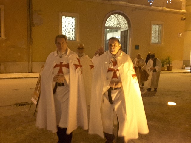 Templari in processione per l’unica messa dell’anno a San Nicolò