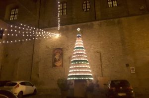 L'albero luminoso acceso in piazza Leopardi