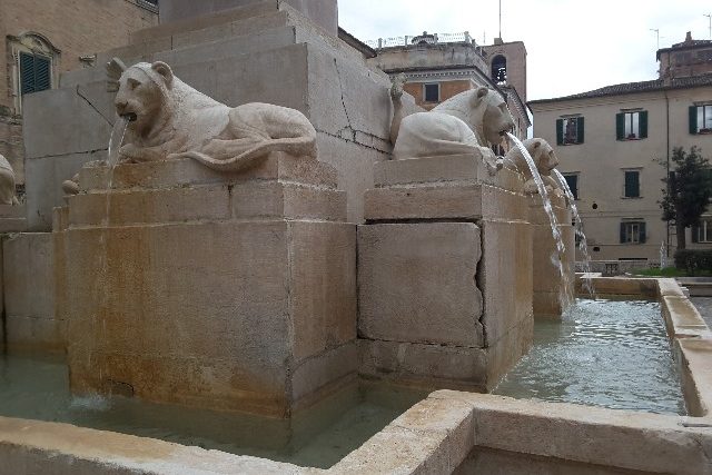 Le leonesse dalle cui fauci è ritornato a uscire il getto d'acqua