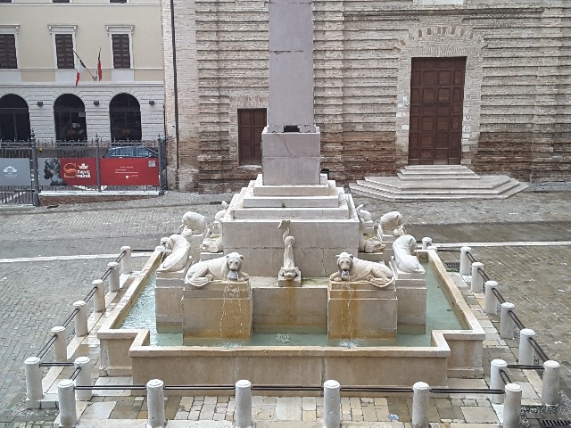 La fontana dell'obelisco con le leonesse che sono ritornate a zampillare acqua