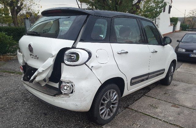 Una delle tre auto coinvolte nell'incidente