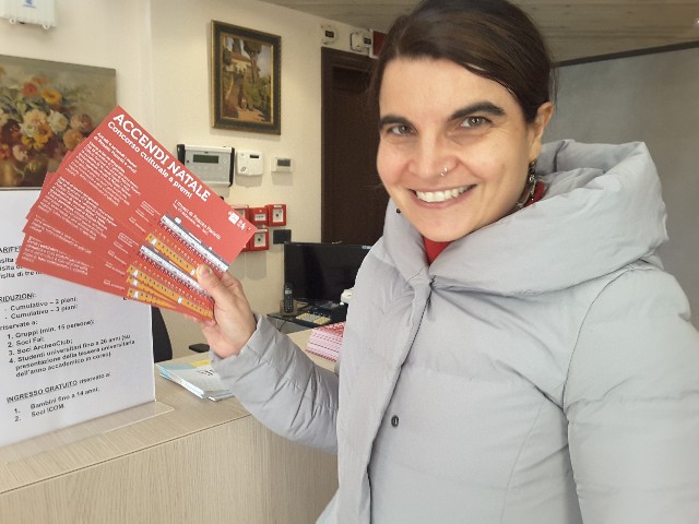 Simona Cardinali con la cartolina concorso per Accendi Natale