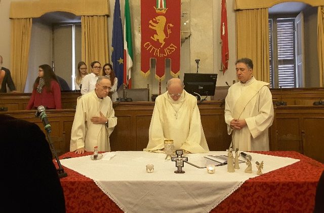 Un momento della celebrazione eucaristica officiata dal vescovo Gerardo Rocconi