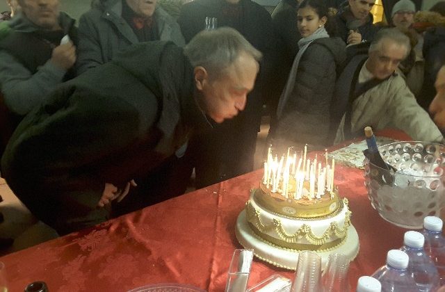 L'assessore Luca Butini spegne le candeline della torta dedicata a Federico II