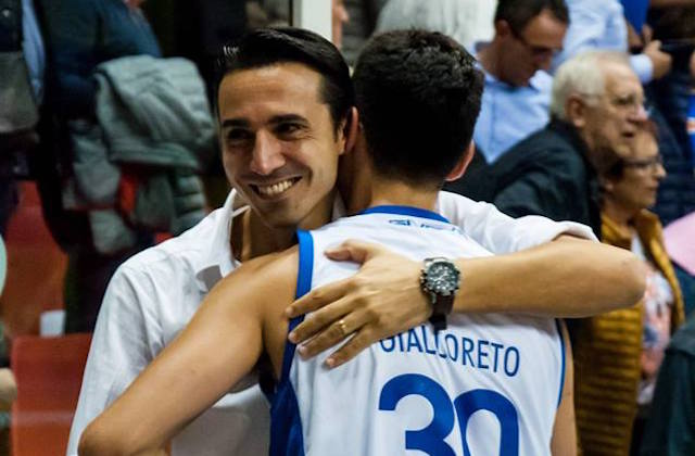 Un abbraccio tra coach Aniello e Gialloreto (foto di Martina Lippera)