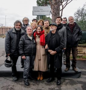 La foto ricordo sotto la targa della via (foto S.Mirkovic)