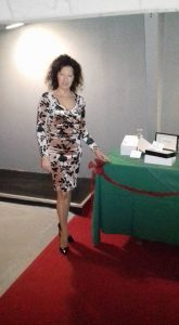 La presidente dell'Ama onlus Donatella Cenci accanto ai premi della lotteria