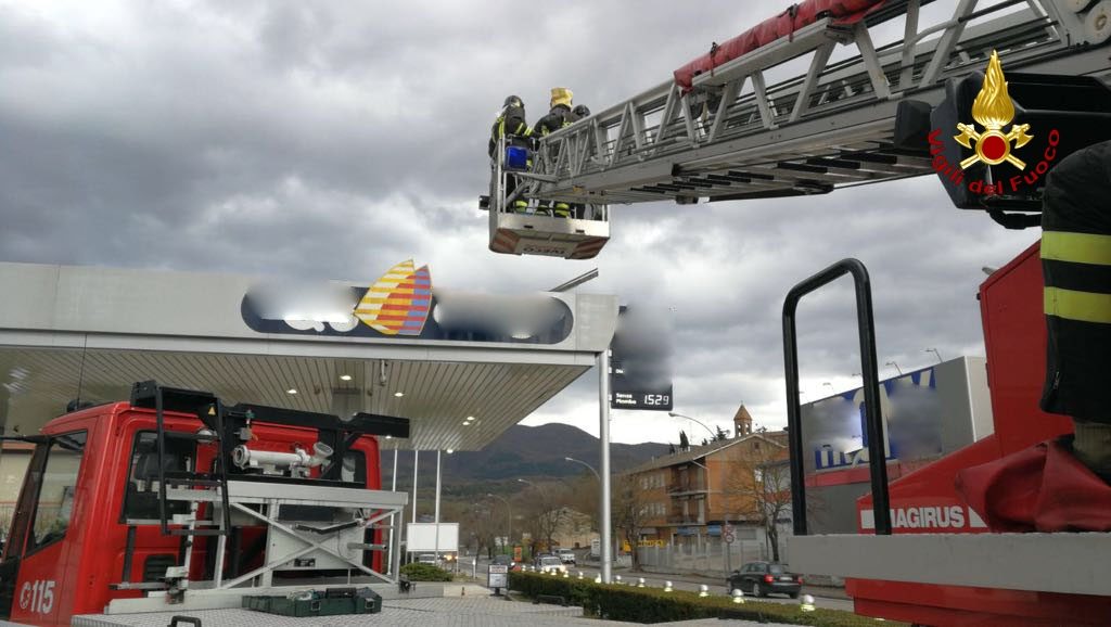 Vigili del fuoco in azione in via Dante