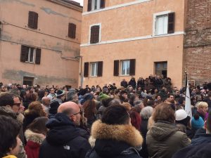 La gente al funerale di Tridenti