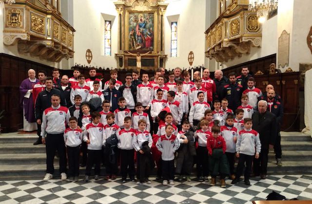 Un bel gruppo di ragazzi, tecnici e dirigenti del settore giovanile fabrianese in Cattedrale