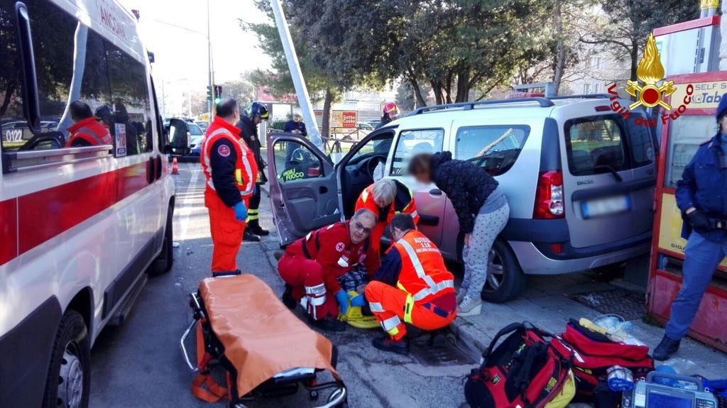 L'intervento dei Vigili del Fuoco sul luogo dell'incidente