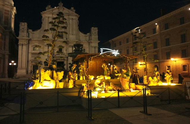 Il presepe appena allestito davanti alla basilica della Santa Casa di Loreto