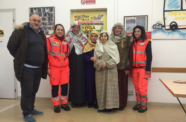 Alcuni figuranti al presepio vivente di Candia con i militi della Croce Gialla