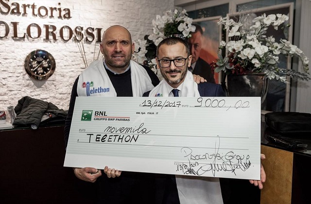 Il sarto Luca Paolorossi con l'assegno pro Telethon a fine serata