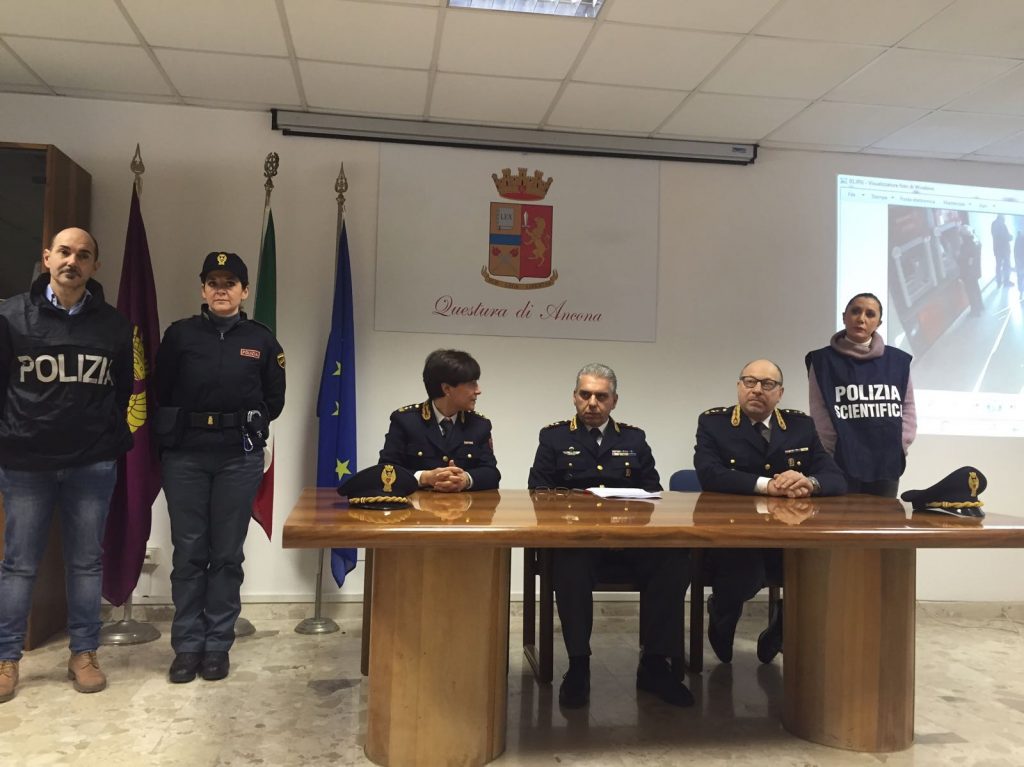 Il capo delle Volanti Cinzia Nicolini con Carlo Pinto, dirigente della squadra mobile e Massimiliano Olivieri della polizia scientifica