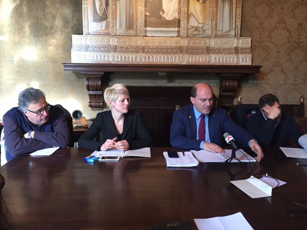 Da sinistra, assessore alla Sanità Daniele Bernardini, l’assessore alla Sanità Annalisa Pagliarecci e il sindaco Simone Pugnaloni