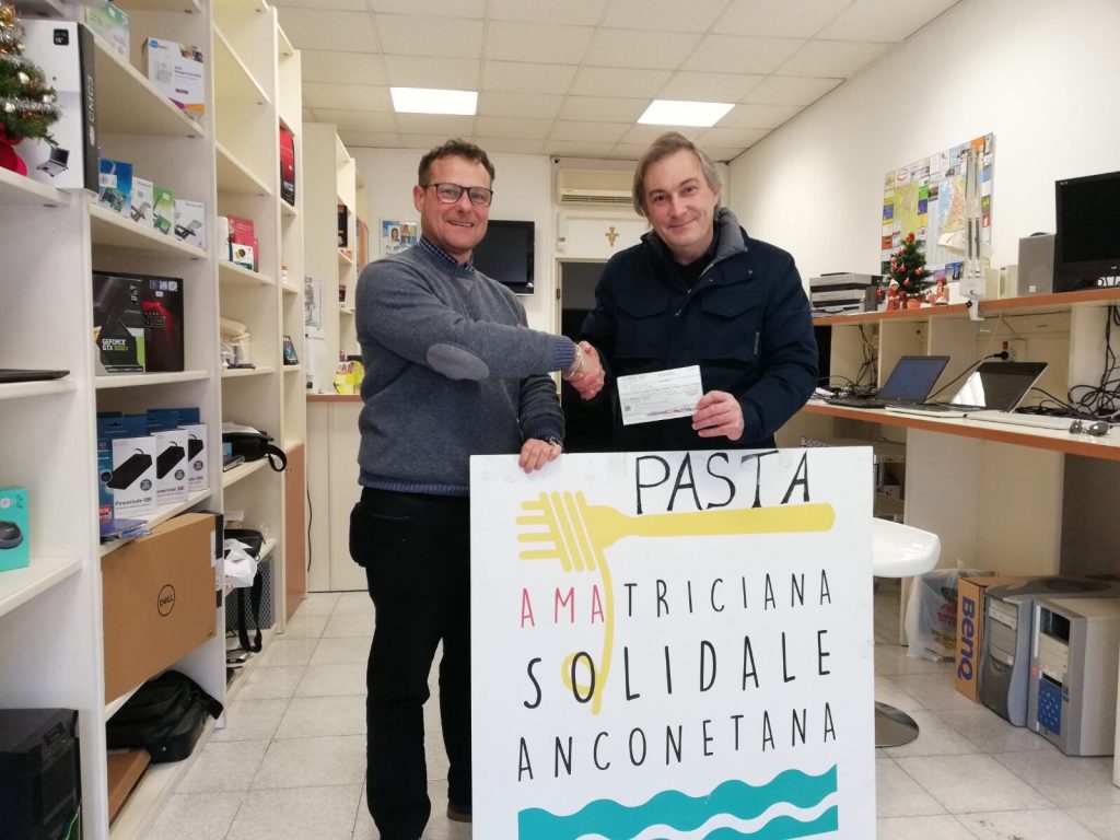 Fabrizio Andreani consegna l'assegno al presidente della Croce Gialla di Ancona Alberto Caporalini