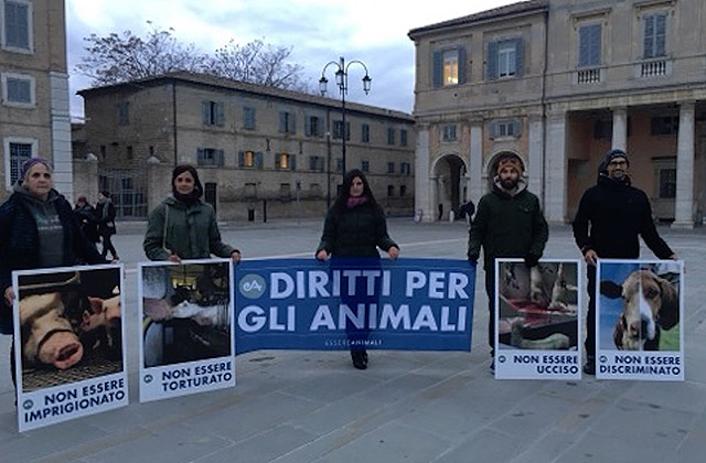 Il flashmob di "Essere Animali" a Senigallia