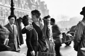 La famosa fotografia “Le Baiser de l'hôtel de ville” di Robert Doisneau, copyright Atelier Robert Doisneau