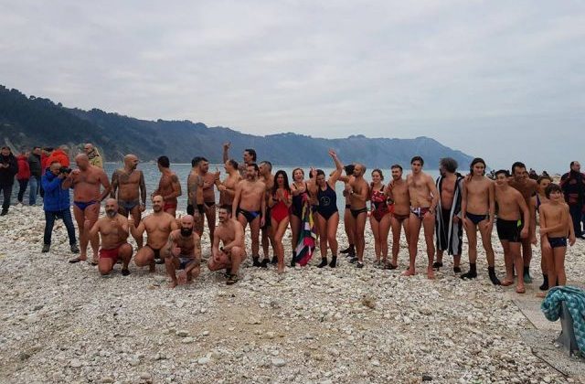 Bagno di Capodanno a Portonovo