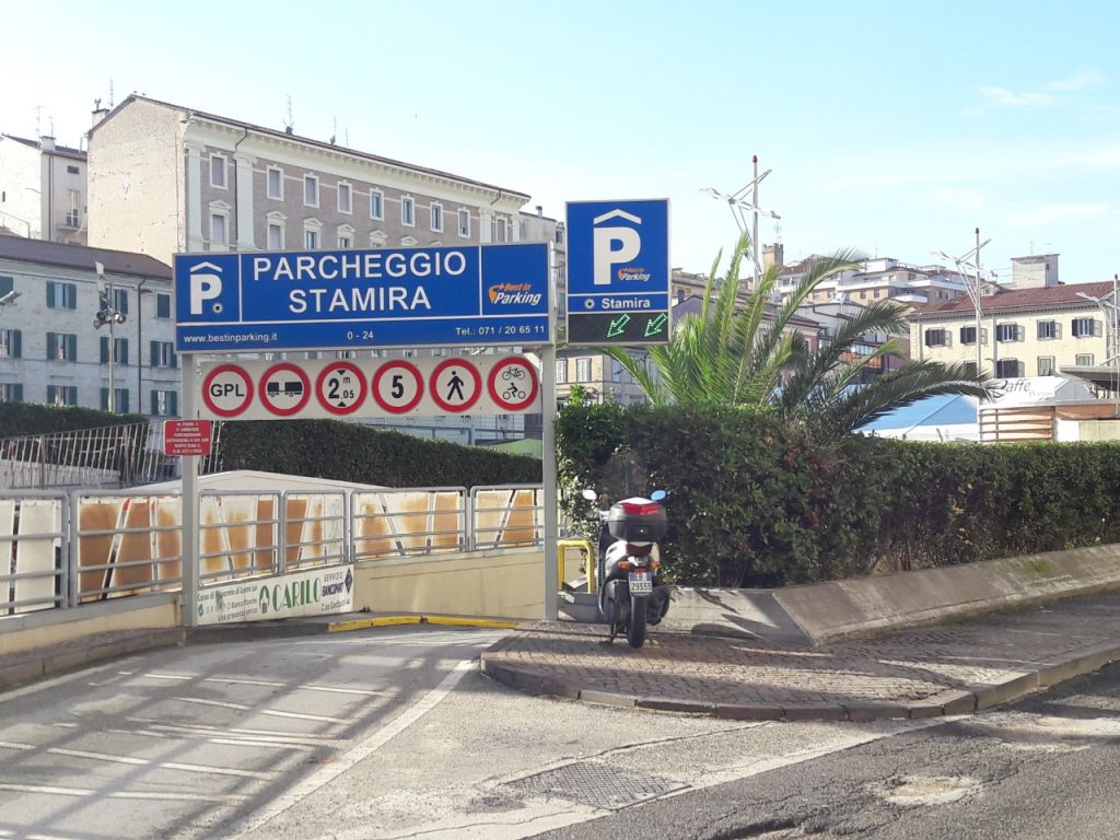 L'entrata del parcheggio Stamira