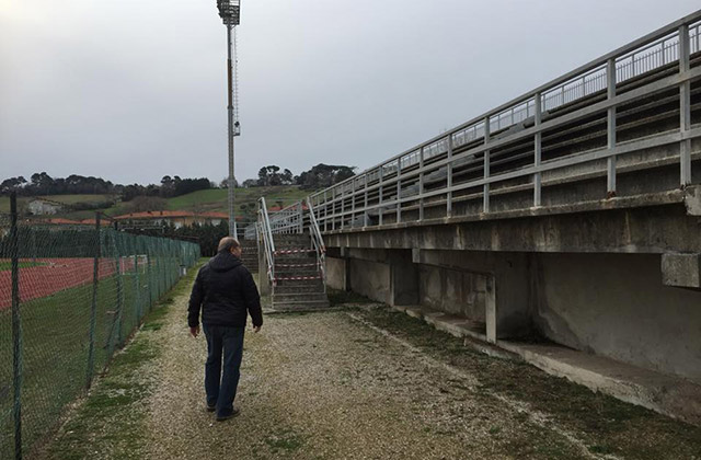 La tribuna della pista di atletica all'impianto delle Saline a Senigallia