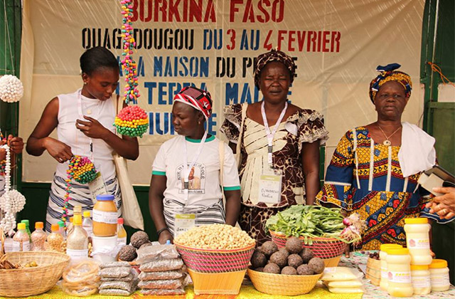 La vendita del burro di karité e dei suoi derivati in Burkina Faso
