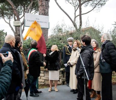 Il momento in cui viene scoperta la targa con il nome della via intitolata a Valeria Moriconi (foto S. Mirkovic)