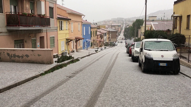 Via Esino a Torrette imbiancata