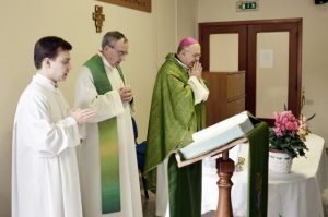 Monsignor Spina durante la messa