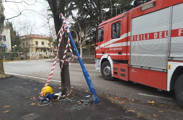 Il palo per la segnaletica stradale abbattutto